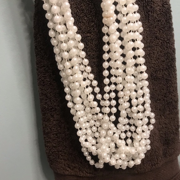 🛍 White Plastic Pearl Mardi Gras Necklaces - Picture 3 of 6